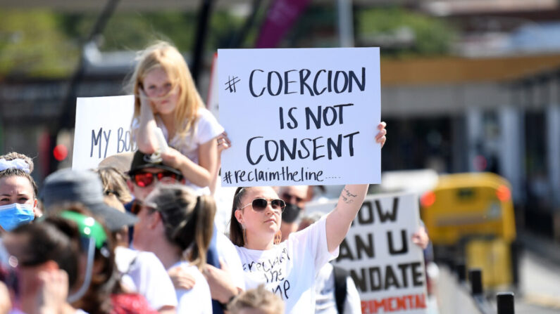 Manifestantes marchan por el puente Victoria durante una concentración contra la orden de vacunación contra el COVID-19, en Brisbane, Australia. Manifestaciones #ReclaimTheLine en toda Australia, el 1 de octubre de 2021. (Dan Peled/Getty Images)