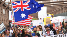 Neoyorquinos cantan «Salvemos a Australia» en protesta contra las vacunas obligatorias