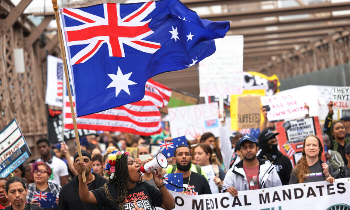 Personas marchan mientras protestan contra la orden de vacunación COVID-19 de la ciudad de Nueva York que entró en vigor hoy para los empleados de las escuelas públicas en la ciudad de Nueva York, el 4 de octubre de 2021. (Michael M. Santiago/Getty Images)