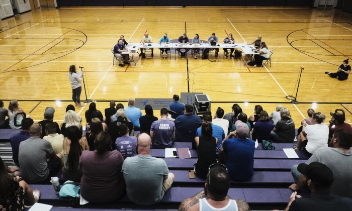 Reunión del Consejo de Educación de las Escuelas del Condado de Kalamazoo en el Gimnasio de la Escuela Secundaria Schoolcraft en Schoolcraft, Michigan, el 23 de agosto de 2021. (Matthew Hatcher/Getty Images)