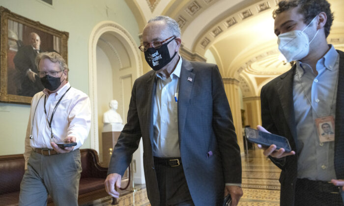 El líder de la mayoría del Senado, Charles Schumer (D-N.Y.), sale de una reunión de la bancada demócrata del Senado en el Capitolio de EE. UU. el 6 de octubre de 2021. (Kevin Dietsch/Getty Images)