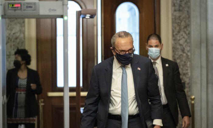 El líder de la mayoría del Senado, Chuck Schumer (D-N.Y.), llega al Capitolio de EE. UU. el 7 de octubre de 2021. (Drew Angerer/Getty Images)