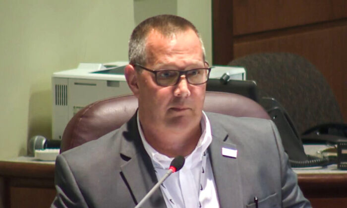 El superintendente del condado de Loudoun, Scott Ziegler, durante una reunión del consejo escolar en Ashburg, Virginia, el 22 de junio de 2021. (LCPS/Screenshot via The Epoch Times)