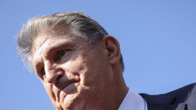 El senador Joe Manchin (D-W.Va.) con los reporteros en Washington en una fotografía de archivo. (Kevin Dietsch/Getty Images)