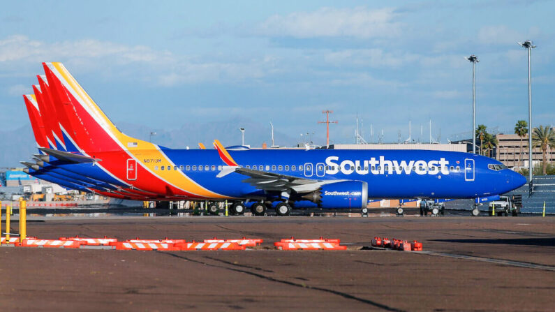 Un grupo de aviones Boeing 737 MAX 8, de Southwest Airlines, permanece en la pista del Aeropuerto Internacional, Phoenix Sky Harbor, en Phoenix, Arizona, el 13 de marzo de 2019. (Ralph Freso/Getty Images)
