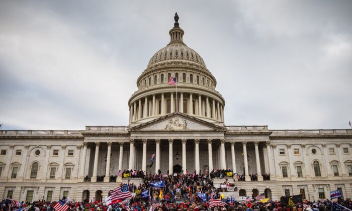 Un gran grupo de manifestantes se encuentra en la escalinata este del edificio del Capitolio en Washington, el 6 de enero de 2021. (Jon Cherry/Getty Images)