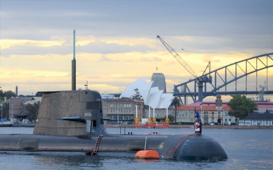 Un submarino de la Marina Real Australiana de propulsión eléctrica y diésel de la clase Collins en el puerto de Sídney el 12 de octubre de 2016. (Peter Parks/AFP vía Getty Images)