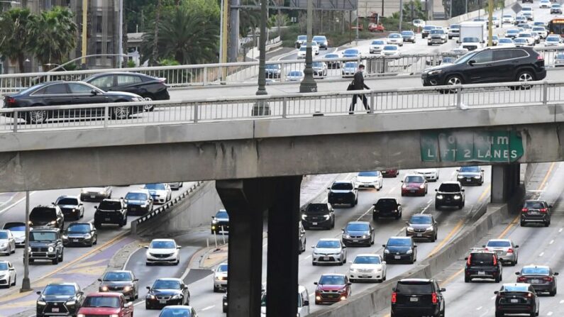 Un peatón cruza un paso elevado sobre el tráfico en Los Ángeles, California, el 26 de abril de 2021. (Frederic J. Brown/AFP a través de Getty Images)
