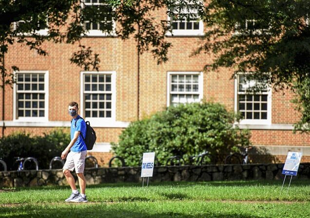 Un estudiante camina por el campus de la Universidad de Carolina del Norte en Chapel Hill en Chapel Hill, Carolina del Norte, el 18 de agosto de 2020. (Melissa Sue Gerrits/Getty Images)