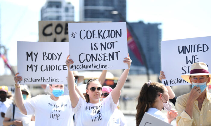 Los manifestantes marchan a través del Puente Victoria durante una manifestación contra la vacuna COVID-19 obligatoria en Brisbane, Australia, el 1 de octubre de 2021. (Dan Peled/Getty Images)