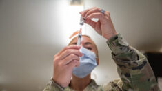 Miembros de fuerzas armadas de EE. UU. demandan al Departamento de Defensa por orden de vacunación