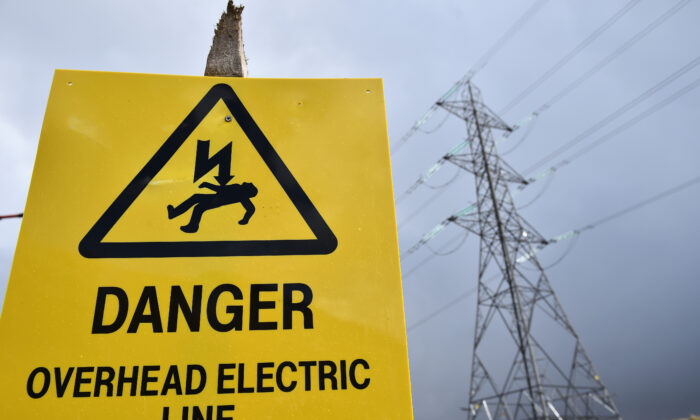 Una señal de peligro se encuentra frente a un poste de electricidad en Argyll, Escocia, el 30 de marzo de 2016. (Jeff J Mitchell/Getty Images)