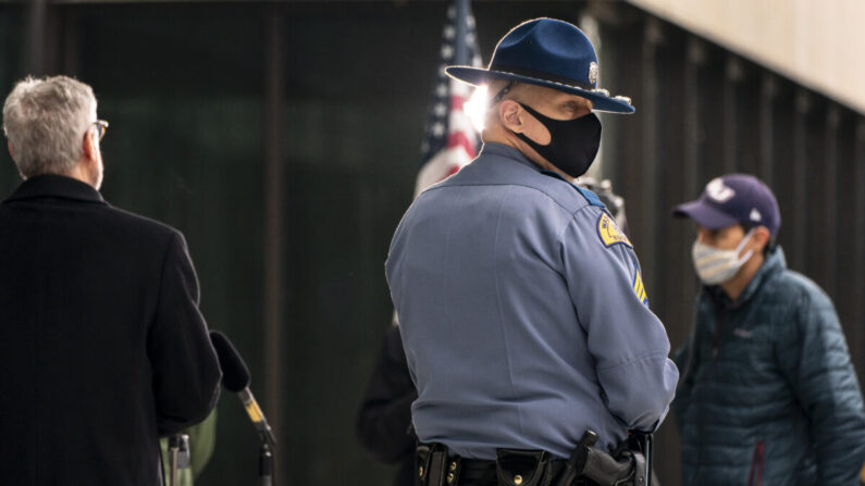 Un oficial de la Patrulla Estatal de Washington es visto en Olympia, Washington, el 20 de enero de 2021. (David Ryder/Getty Images)