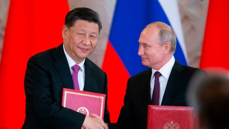 El presidente ruso, Vladímir Putin, y su homólogo chino, Xi Jinping, intercambian documentos durante una ceremonia de firma tras sus conversaciones en el Kremlin, en Moscú, el 5 de junio de 2019. (Alexander Zemlianichenko/AFP/Getty Images)