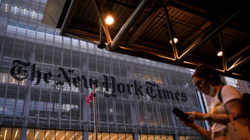 El edificio del New York Times se ve en la ciudad de Nueva York el 31 de agosto de 2021. (Samira Bouaou/The Epoch Times)