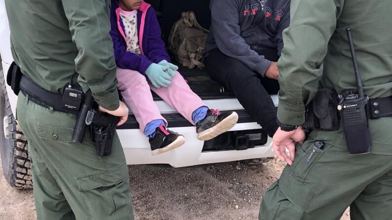 Fotografía de archivo donde aparecen dos agentes de la Patrulla Fronteriza mientras atienden a unos niños en un punto del área conocido como Quitobaquito, en la frontera de Arizona con México (EE.UU.). EFE/Paula Díaz