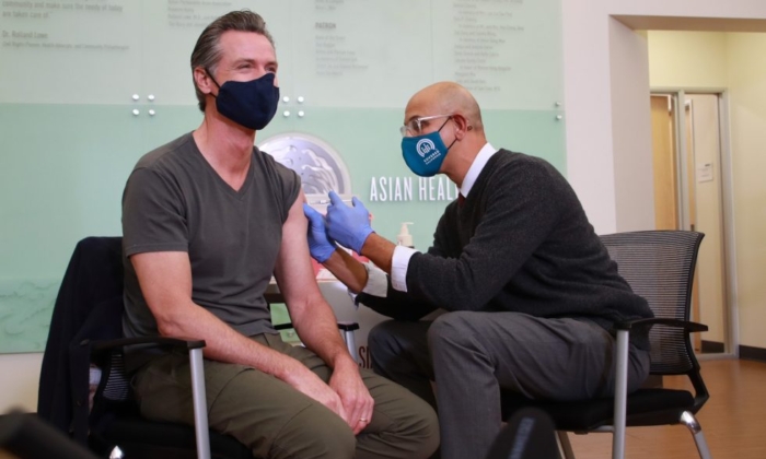 El gobernador de California, Gavin Newsom, recibe una dosis de vacuna de refuerzo Moderna COVID-19 en la Clínica de Salud de Oakland el 27 de octubre (Oficina del Gobernador de California)