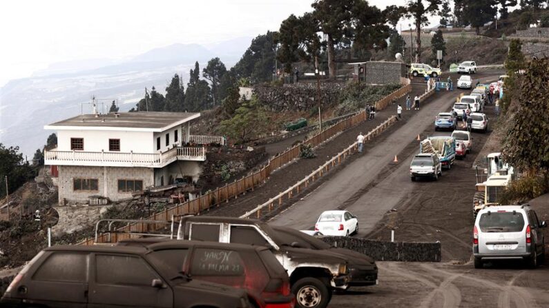 Efectivos de la Guardia Civil y de Medio Ambiente del cabildo, mantienen cortado en la zona del Mirador El Charco en la carretera LP2 (España). EFE/ Jesús Diges