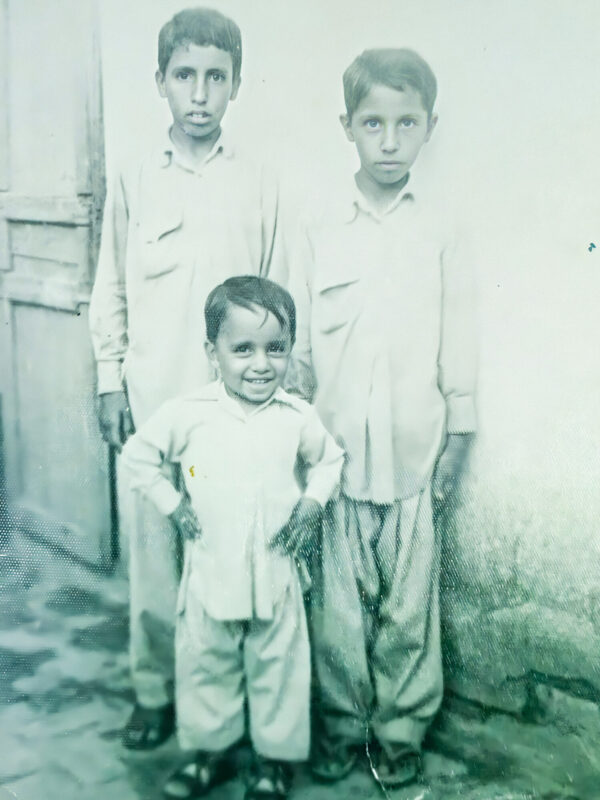 El padre de Ali Anwaar (el más pequeño) y sus dos hermanos. "Todavía sigue con la misma alegría y el mismo entusiasmo en la cara que en esta vieja foto que representa su infancia", dijo Anwaar sobre su padre, que ahora tiene 47 años. (Cortesía de Ali Anwaar)