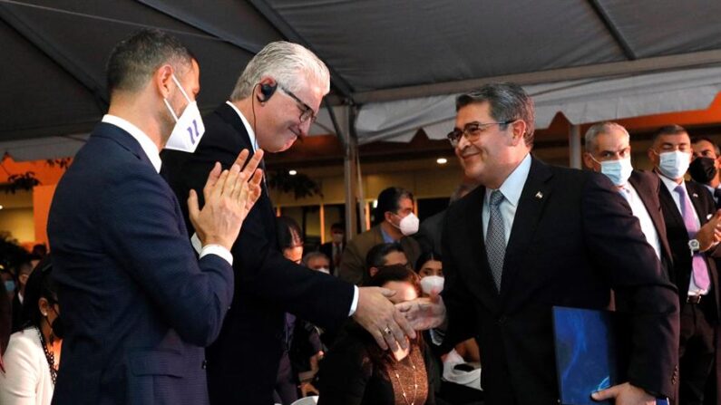 Fotografía cedida por Casa Presidencial de Honduras, que muestra al presidente de Honduras, Juan Orlando Hernández (d), mientras saluda al ministro de Planificación y Estrategia de Israel, Eli Avidar (i), durante la inauguración de la Embajada de Israel en Honduras el 17 de noviembre de 2021, en Tegucigalpa (Honduras). EFE/ Casa Presidencial De Honduras