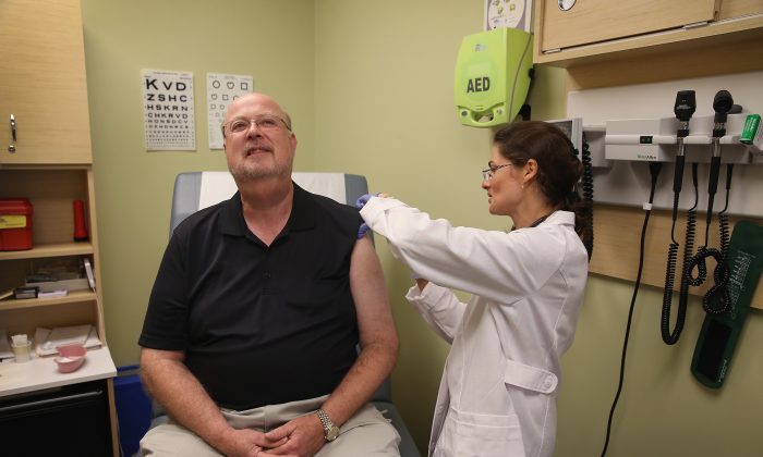 Foto de archivo de un hombre vacunado contra la gripe. (Scott Olson/Getty Images)