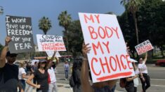 Miles de personas protestan en el centro de Los Ángeles contra orden de vacunación COVID-19