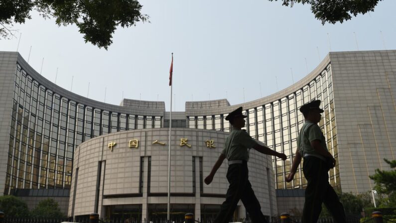 Policías paramilitares patrullan frente al Banco Popular de China en Beijing el 8 de julio de 2015. (Greg Baker/AFP/Getty Images)