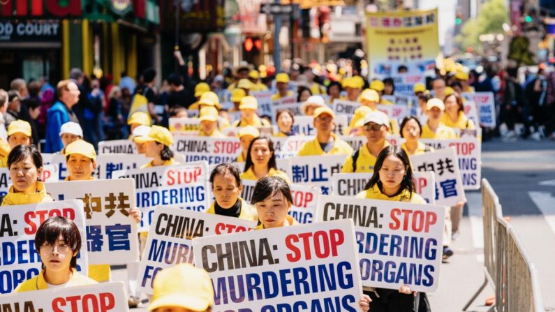 Los practicantes de Falun Dafa denuncian las atrocidades de la sustracción forzada de órganos en China, mientras marchan por Manhattan celebrando el Día Mundial de Falun Dafa el 16 de mayo de 2019. (Edward Dye/The Epoch Times)