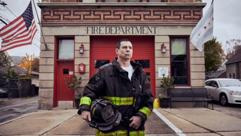 El capitán de bomberos Scott Troogstad frente a su parque de bomberos en el lado suroeste de Chicago, el 14 de noviembre de 2021. (Nathaniel Smith para The Epoch Times)