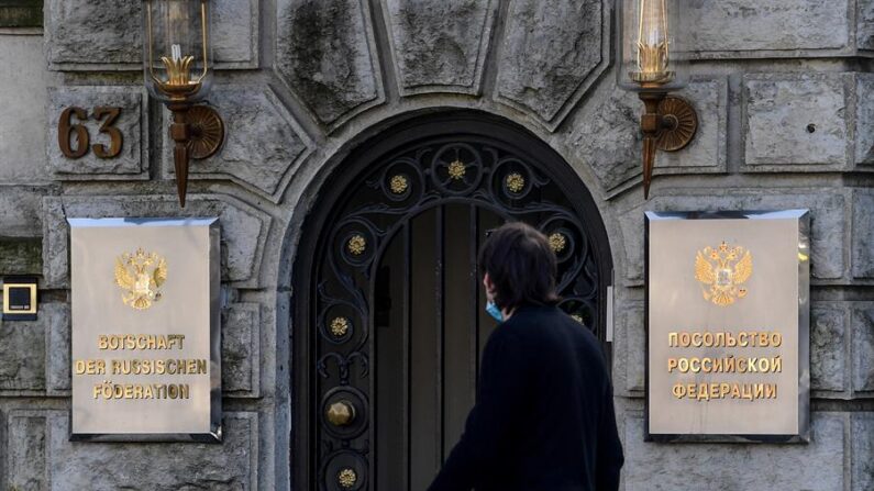 Imagen de archivo de la entrada de la embajada rusa en Berlín (Alemania). EFE/EPA/Filip Singer
