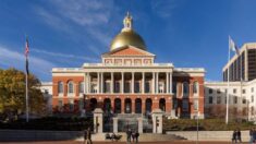 Prohíben a 5 legisladores de Massachusetts entrar a la Cámara estatal porque no están vacunados