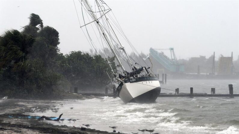 Fotografía de archivo donde aparece un velero que fue llevado a la costa después de perder su amarre por los fuertes vientos que produce una tormenta tropical. EFE/ Jim Rassol