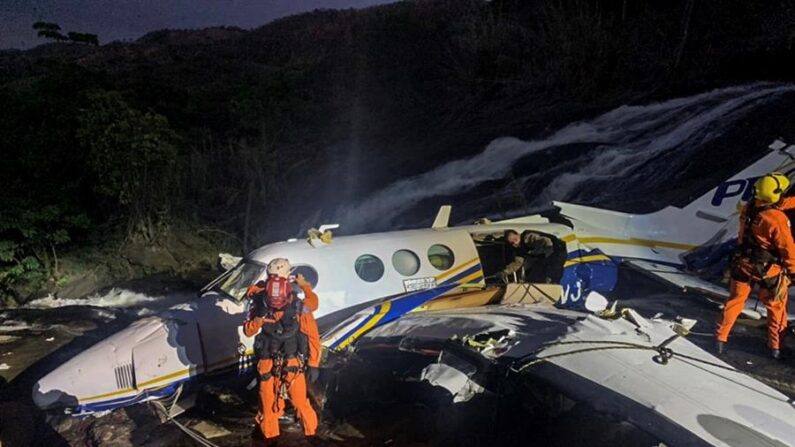 Fotografía cedida que muestra el lugar del accidente de la aeronave donde murió Marília Mendonça, una de las cantantes y compositoras más reconocidas del panorama musical brasileño, este viernes 5 de noviembre de 2021 en Caratinga (Brasil). EFE/ Cuerpo de Bomberos de Minas Gerais