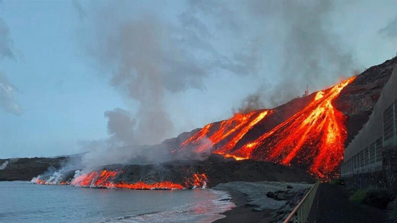 Imagen facilitada por el Ministerio de Transportes este miércoles 10 de noviembre de 2021 de la lava mientras alcanza nuevamente el océano Atlántico a las 01:45 en la playa de Los Guirres, en la isla de La Palma (España). EFE/Ministerio de Transportes