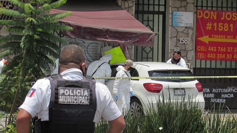 Miembros de la policía municipal y agentes periciales inspeccionaban el lugar donde fue asesinado el periodista mexicano Abraham Mendoza, en Morelia, estado de Michoacán (México), el pasado mes de julio. EFE/ Iván Villanueva