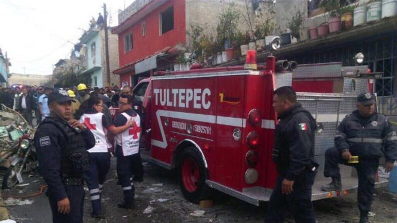 Fotografía de archivo en la que se observa a autoridades trabajando en la zona en donde se presentó un accidente en un taller de pirotecnia en el municipio de Tultepec, del céntrico Estado de México (México). EFE/STR