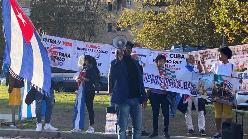 Cubanos residentes en varias ciudades de Europa se han manifestado este lunes para pedir la libertad de Cuba, en solidaridad con las marchas que se habían convocado en la isla finalmente desautorizadas por el régimen cubano. EFE/Laura Serrano-Conde