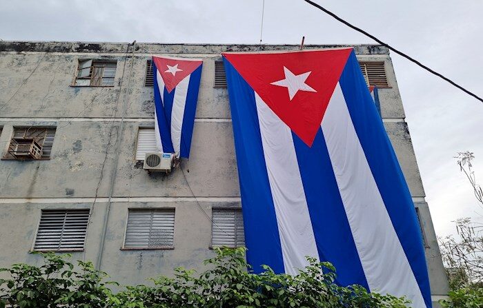 Fotografía de varias banderas cubanas colgadas por el régimen cubano en el domicilio de unos de los promotores de la protesta del 15N en Cuba, Yunior García Aguilera, en La Habana (Cuba). EFE