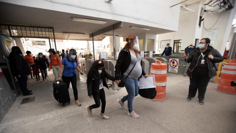 Fotografía de varios inmigrantes repatriados en el Cruce Internacional Santa Fe en El Paso, Texas (EE.UU.). EFE/Jesús Rosales