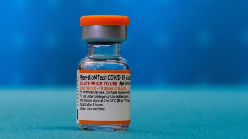 Un vial de la nueva dosis infantil de la vacuna Covid-19 de Pfizer-BioNTech (que suministrará diez dosis, una vez reconstituida) se ve en el Hospital de Hartford en Hartford, Connecticut, el 2 de noviembre de 2021. (JOSEPH PREZIOSO/AFP vía Getty Images)