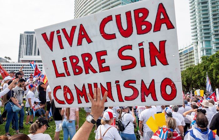 Miembros del exilio cubano y activistas por la libertad asisten a una manifestación, en apoyo al pueblo cubano en la isla y apoyando la próxima protesta contra el gobierno en Cuba, en Miami, Florida, EE.UU., 14 de noviembre de 2021. El acto de hoy se produce un día antes de que se celebre otra ronda de protestas y concentraciones en Cuba el 15 de noviembre. (Protestas, Estados Unidos) EFE/EPA/CRISTOBAL HERRERA-ULASHKEVICH