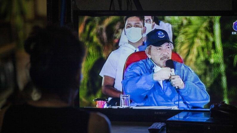 Una mujer observa en el televisor al presidente de Nicaragua Daniel Ortega, en una fotografía del 8 de noviembre del 2021. EFE/Jorge Torres