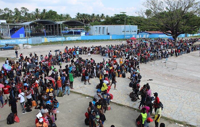 Miles de migrantes hacen fila hoy mientras esperan para ser trasladados, en el municipio de Tapachula, estado de Chiapas (México). EFE/Juan Manuel Blanco