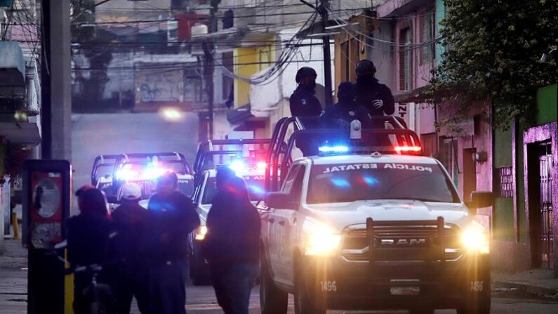 Fotografía de archivo que muestra a policías estatales acudiendo al área donde se registró una balacera en el Estado de México (México). EFE/ Hilda Ríos