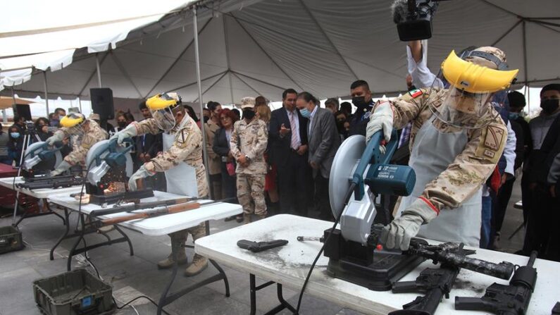 Personal del Ejército Mexicano destruye el 24 de noviembre de 2021 armas entregadas por las personas de Ciudad Juárez, en el estado de Chihuahua (México). EFE/Luis Torres