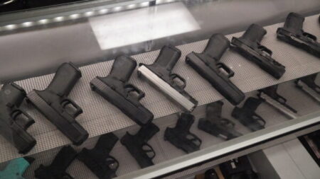 Jueza federal suspende prohibición de armas en Boulder dirigida a pistolas y rifles semiautomáticos