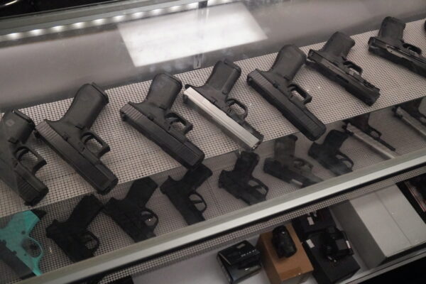 Un estante lleno de pistolas en la Paladin Protection Academy, una tienda de armas que es también un negocio de entrenamiento de portación oculta en Kenosha, Wisconsin, el 20 de noviembre de 2020. (Jackson Elliott/The Epoch Times)