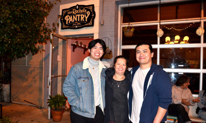 Amanda Eap (centro), con su hijo Ryan Chin (izq.) y Nicholas Chin (der.), en el cóctel de recaudación de fondos en el sur de Filadelfia, Pensilvania, el 1 de noviembre de 2021. (Frank Liang/The Epoch Times)