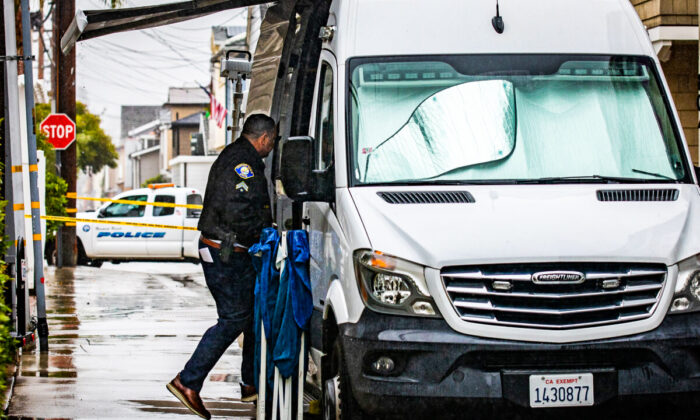 La policía de Newport Beach y las unidades HAZMAT investigan 2 muertes y un herido en una casa de Balboa Island en Newport Beach, California, el 25 de octubre de 2021. (John Fredricks, The Epoch Times)