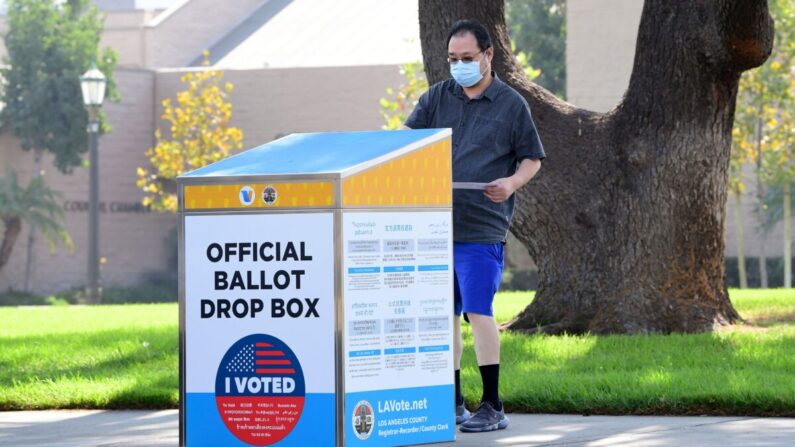 Una papeleta de voto se deposita en una urna oficial en Monterey Park, California, el 5 de octubre de 2020. (Frederic J. Brown/AFP vía Getty Images)